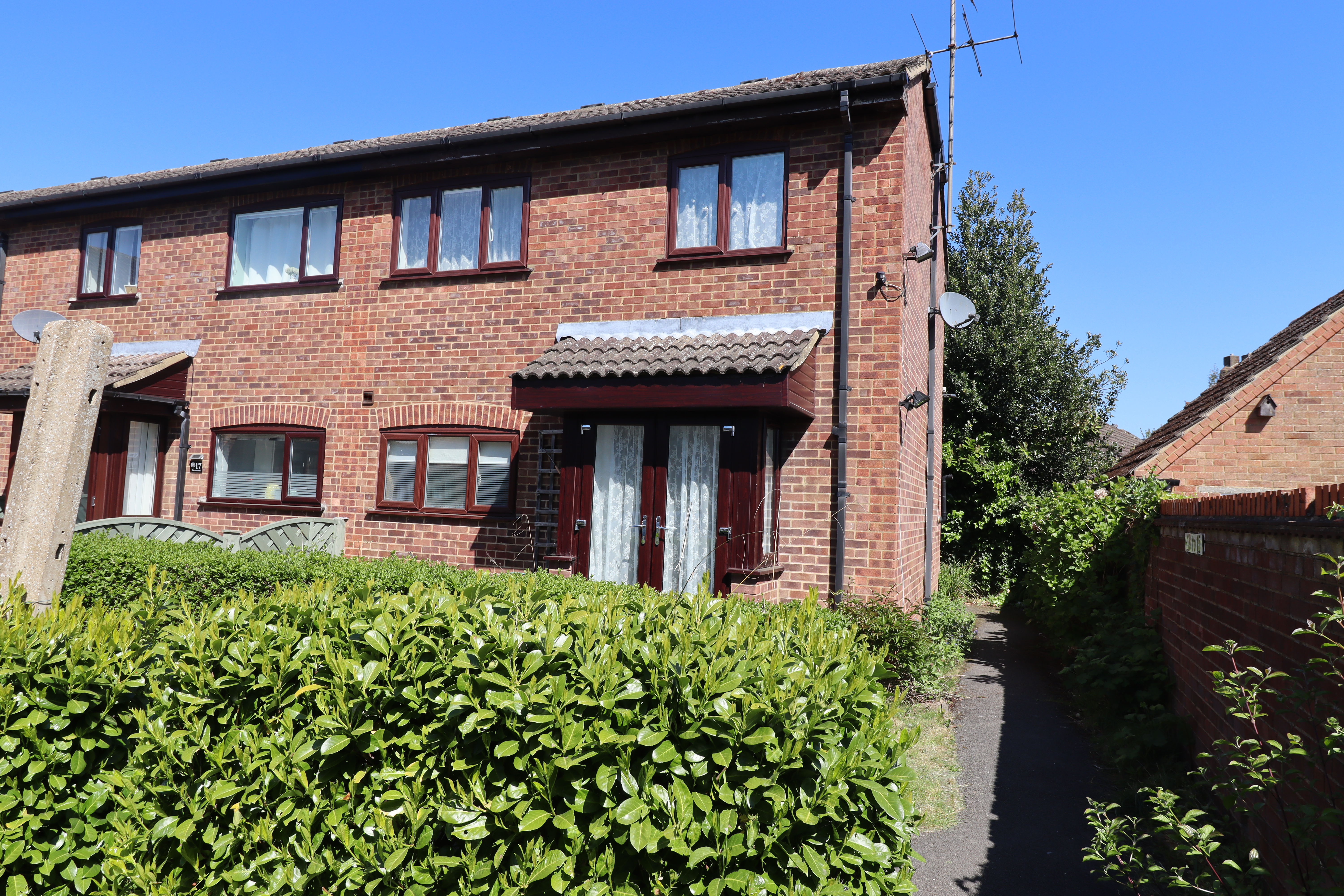 High Wycombe, Buckinghamshire HP13 7LH - Modern Two-Bedroom End Terraced House image 4